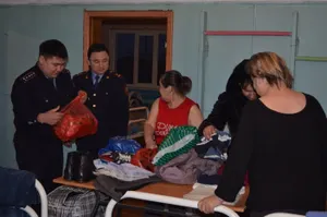 Полицейские поделились теплыми вещами с бездомными петропавловцами