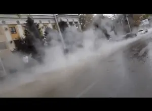 Коммунальная авария остановила движение в центре Алматы (ВИДЕО)