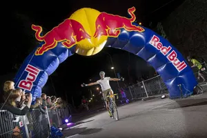 Гонка спринт-апхил Red Bull Hill Chasers добралась до Алматы