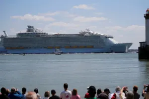 Самый большой круизный лайнер в мире отправился в первое плавание