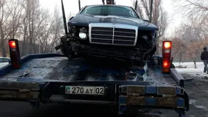 Водитель «мерседеса» сбил два фонарных столба в Алматы и скрылся. ФОТО