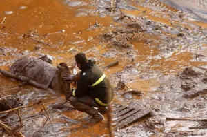 Сотни человек пострадали в Бразилии от прорыва плотины