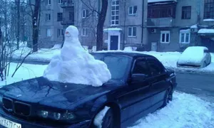 Огромную снежную бабу слепила на БМВ харьковчанина неизвестная возлюбленная