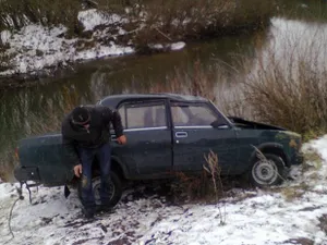 Машина с 4 людьми упала в реку в Северном Казахстане. Фото