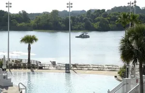 Walt Disney World, где аллигатор похитил мальчика, закрыл пляжи