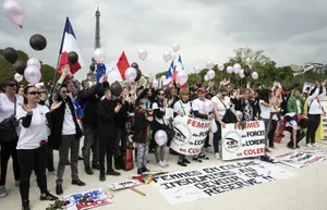 Масштабная акция протеста прошла во Франции перед выборами