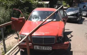 В Алматы Mercedes сбил пешехода на тротуаре