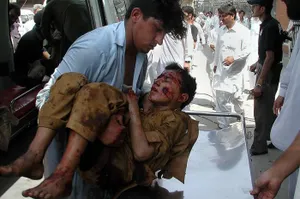 Мощный взрыв на рынке в Пакистане: десятки убитых и раненых