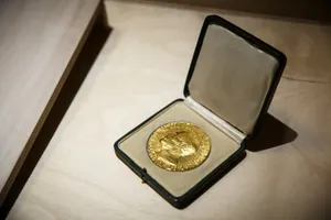 Нобель комитеті АҚШ президентіне бейбітшілік сыйлығын беруге рұқсат етпеді