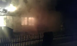 В Павлодаре тушат пожар в частном доме, три человека сгорели заживо