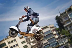 В Казахстане владельцам скутеров придется получать права