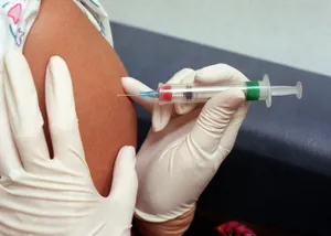 Опасных побочных эффектов после вакцинации не было – Цой