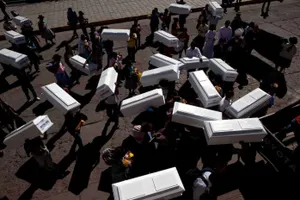 Тела жертв «грязной войны» в Перу переданы родственникам