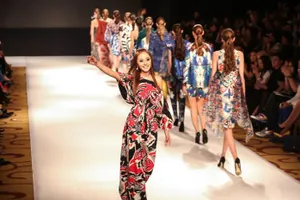 Камила Курбани предложила органзу в сочетании с вязаными деталямиЭксклюзив