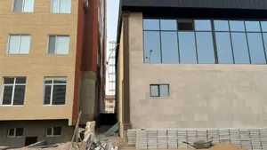 Үй терезесінен метр қашықтықтағы мейрамхана: Ақтау әкімдігі құрылыстың заңдылығы туралы мәлімдеді