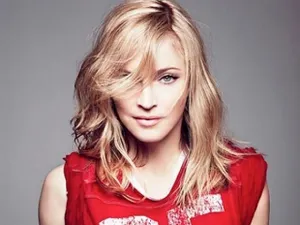 Мадонна упала на сцене во время выступления