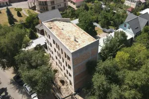 Бизнес-центр сносят по решению суда в Алматы