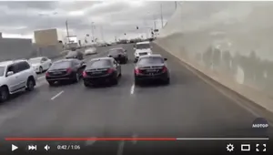 Для проезда свадебного кортежа перекрыли центральную магистраль в Астане (ВИДЕО)