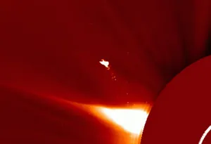 Гигантский объект был замечен над поверхностью Солнца