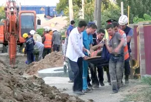 Рабочих завалило грунтом при прокладке канализации в Шымкенте