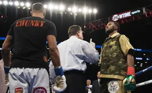 Шведский боксер отправил в нокдаун судью во время титульного боя. ВИДЕО