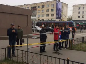 В центре Павлодара женщина с ребенком провалились в пятиметровую яму