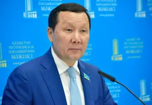 «Бұл, шын мәнінде, азаптау»: депутат босату кезінде білезік қолдануды тоқтатуды талап етеді