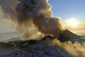 Второе за месяц извержение мощного вулкана произошло в Японии