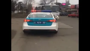 В Алматы полицейские сбили ребенка на пешеходном переходе. ВИДЕО