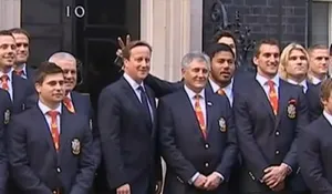 Регбист сборной Англии наставил «рожки» британскому премьеру