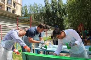 В Алматы журналисты и депутаты на несколько часов стали дворниками