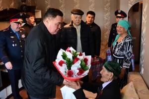 Начальник ДВД Карагандинской области поздравил ветерана ВОВ