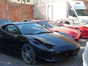 В Италии уничтожены поддельные Ferrari и Aston Martin
