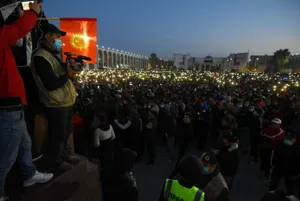 Митингующие взяли штурмом парламент в Бишкеке