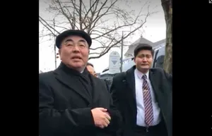 Акаевых забросали яйцами в Берлине