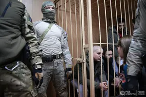 Обвиняемым в незаконном пересечении границы украинским морякам продлили арест