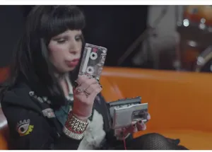 Губы и кассетный магнитофон Жанны Агузаровой