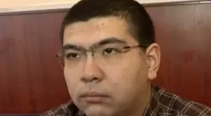 Пользователей соцсетей возмутило поведение Усенова в самолете. ВИДЕО