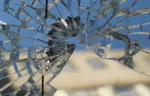 Неизвестный закидал здание темиртауского акимата камнями