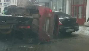 Lada Kalina выпала из эвакуатора и раздавила Jaguar