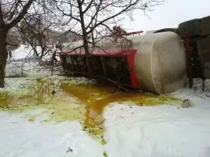 На дороге Бишкек–Ош разлилось две тонны ГСМ