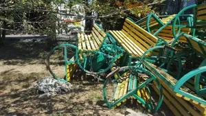 Алматинцев возмутила «гора из скамеек» в Коктеме-1