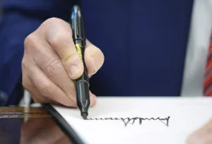 Дональд Трамптың қолтаңбасы АҚШ долларларында пайда болады