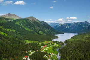 Вооруженная охрана не пускает туристов к Рахмановскому озеру в ВКО