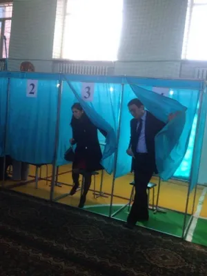 Председатель Национального банка и его супруга проголосовали