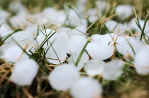 Град и сильный ветер ожидаются в некоторых областях Казахстана