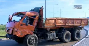 В Атырауской области пьяный водитель КАМАЗа снес заграждение дома