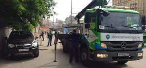 Просидевший в машине 20 часов водитель добился отмены эвакуации