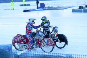 Дмитрий Медведев болел за «ледовых гладиаторов» на Медеу