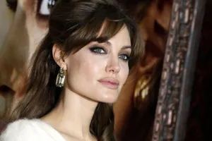 Джоли показала идеальную грудь после операции. Фото